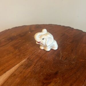 COLLECTIBLE VINTAGE MINIATURE ELEPHANT FIGURINE  WHITE PORCELAIN SHAWNEE